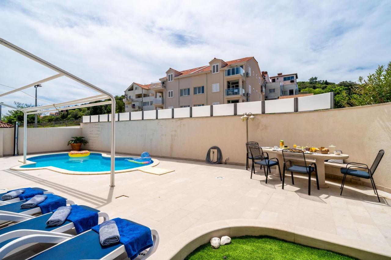 Lorena With Private Pool Apartment *