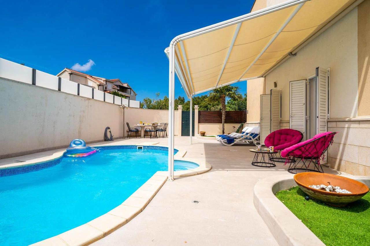 Lorena With Private Pool Apartment