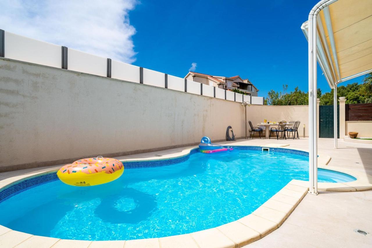 Apartment Lorena With Private Pool
